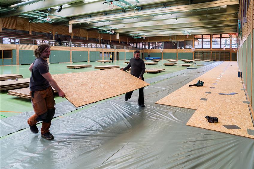 Die Kreissporthalle wird wieder zu einer Erstunterkunft für Flüchtlinge umgebaut. Von Montag an steht sie dafür zur Verfügung. Bild: Ulrich Metz