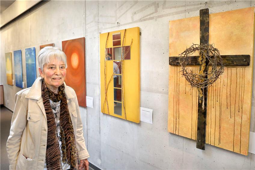 Die Künstlerin Hildegard Ehrle stellt ihre Bilder „Kreuzweg zum Licht“ noch bis 1. Mai im Foyer der Kreuzkirche (Payerstraße 11) aus. Bild: Anne Faden