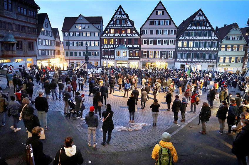Die Kundgebung für die Hanauer Opfer auf dem Tübinger Marktplatz. Bild: Anne Faden