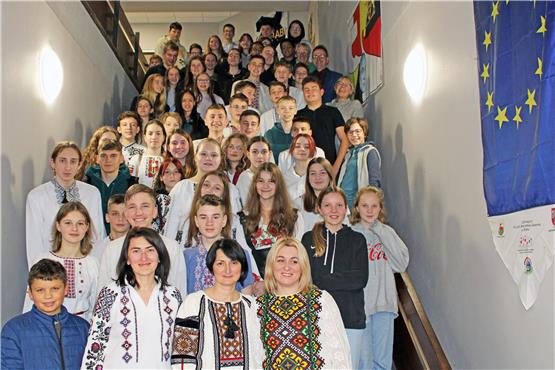 Die Lehrerinnen Oksana Yankiv, Natalia Syrotynska und Natalia Shtoiko (von links) in ukrainischer Tracht zusammen mit ihren Schülern und Schülerinnen und den deutschen Austauschpartnern. Bild: Alina Kohl