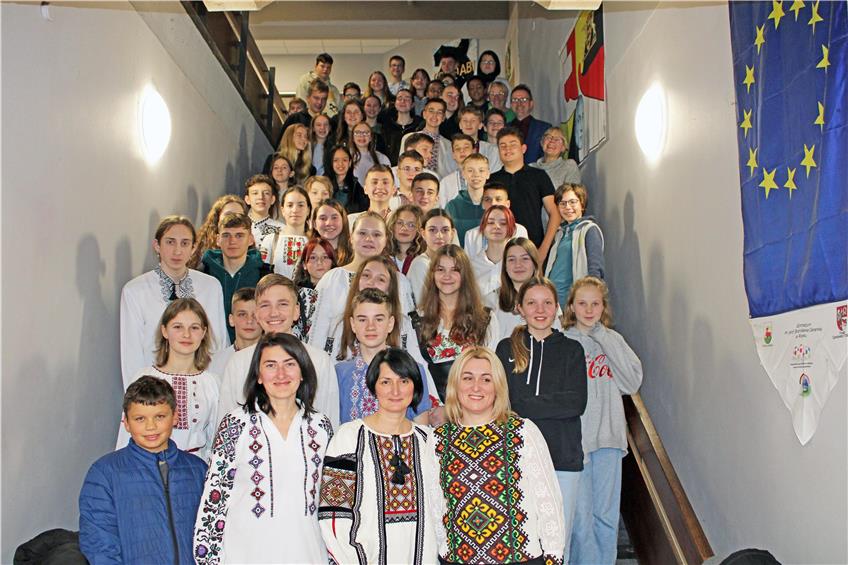 Die Lehrerinnen Oksana Yankiv, Natalia Syrotynska und Natalia Shtoiko (von links) in ukrainischer Tracht zusammen mit ihren Schülern und Schülerinnen und den deutschen Austauschpartnern. Bild: Alina Kohl