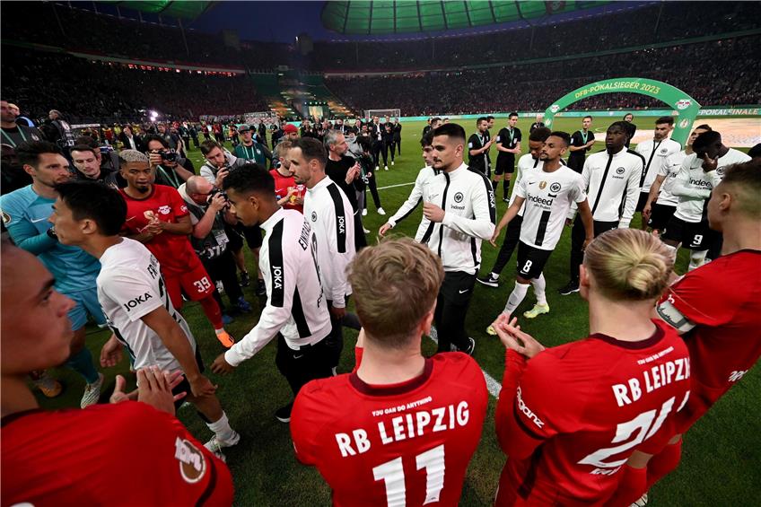 Die Leipziger Spieler applaudieren der Frankfurter Mannschaft auf ihrem Weg zur Ehrung.  Foto: Arne Dedert/dpa