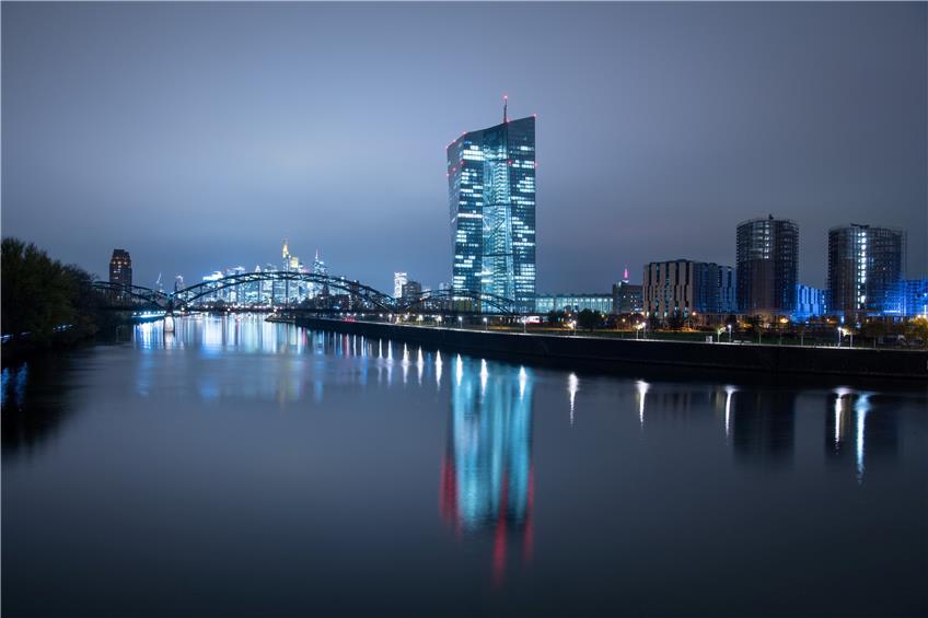 Die Lichter der Bankenskyline von Frankfurt und der EZB. Nicht alle erwarten hier eine Beruhigung der Lage. Foto: Boris Roessler/dpa