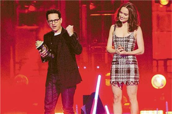 Die Macht war mit ihnen: Regisseur J.J. Abrams und Schauspielerin Daisy Ridley wurden für „Star Wars“ geehrt. Foto: afp