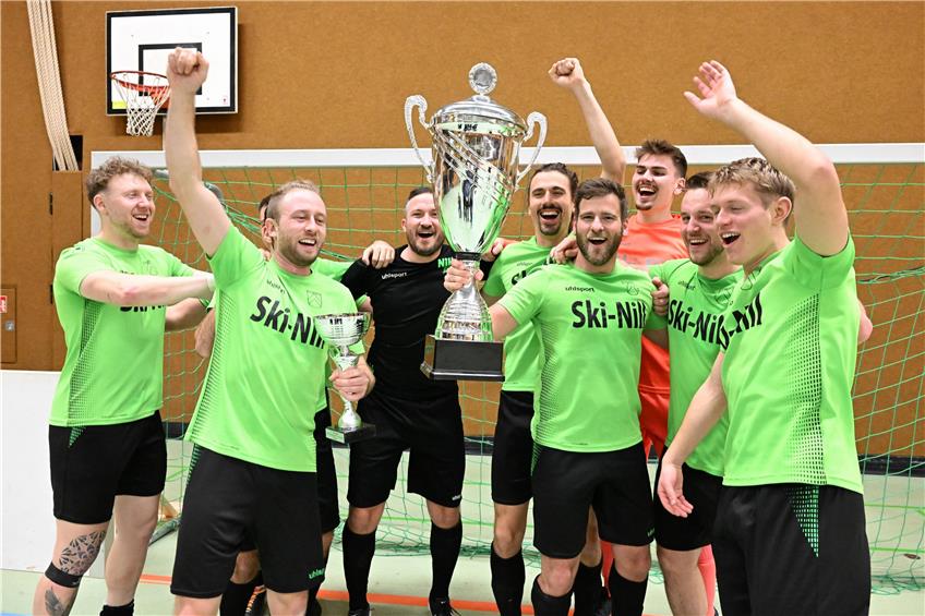 Die Männer in den grünen Shirts jubeln: Der SV Nehren holte beim TAGBLATT-Turnier den Wanderpokal ins Steinlachtal. Bild: Axel Grundler