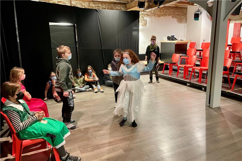 Die Märchen funktionieren nicht mehr so, wie sie sollen – Probe der Theaterschule des Theaters am Torbogen. Bild: Jana Breuling