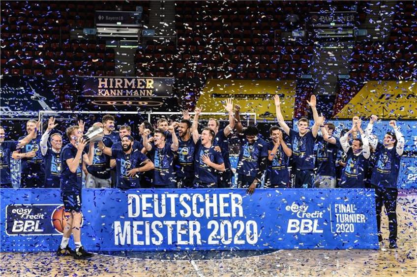 Die Mannschaft von Alba Berlin bejubelt den Gewinn der deutschen Meisterschaft. Foto: Christof Stache/AFP-Pool/dpa