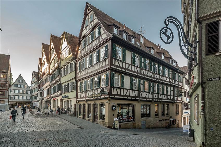 Die Mayersche Apotheke am Marktplatz ist mit ihrem historischen Mobiliar eines der schönsten Ladenlokale Tübingens.Bild: Metz