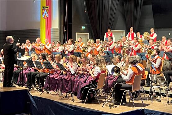 Die Musikvereine Nellingsheim und Gültstein bildeten gemeinsam ein großes Orchester. Bild: Andreas Straub