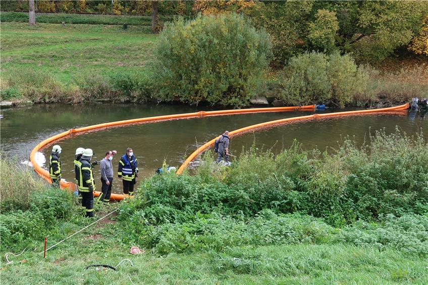 Die Ölsperre auf Höhe des Marmorwerks soll den Schaden durch den in den Neckar geflossenen Kraftstoff eindämmen.Bild: Feuerwehr Horb