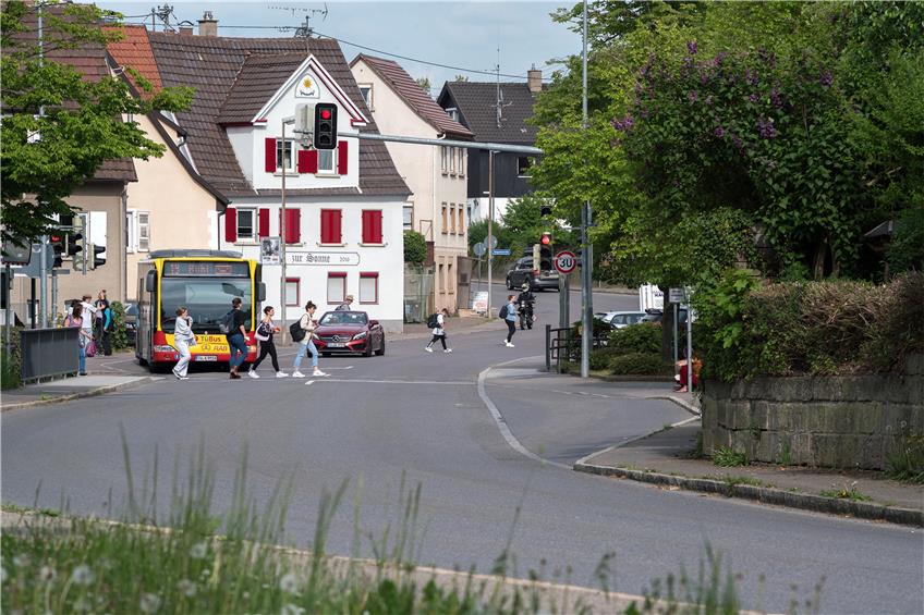 Die Ortsdurchfahr von Bühl ist seit der Öffnung der B 28 neu sehr viel weniger mit Verkehr belastet – selbst zur Feierabendzeit. Bild: Ulrich Metz