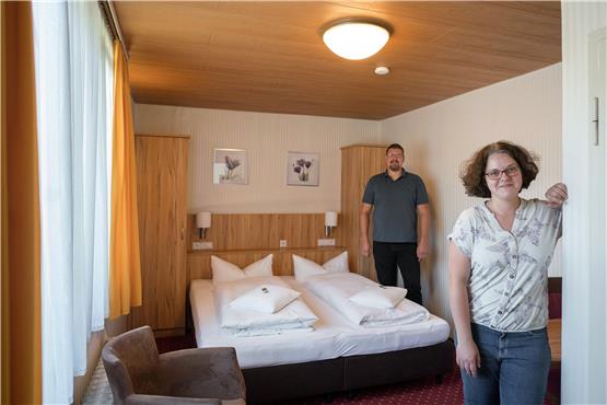 Die Pächter Ines und Steffen Groß in einem renovierten Zimmer im „Hotel am Bad“. Bild: Ulrich Metz