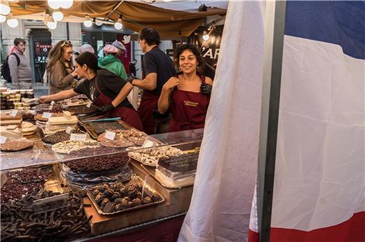 Die Partnerstädte im freundschaftlichen Dialog: Auf dem Holzmarkt finden sich italienische Süßigkeiten neben der Trikolore. Bild: Ulrich Metz