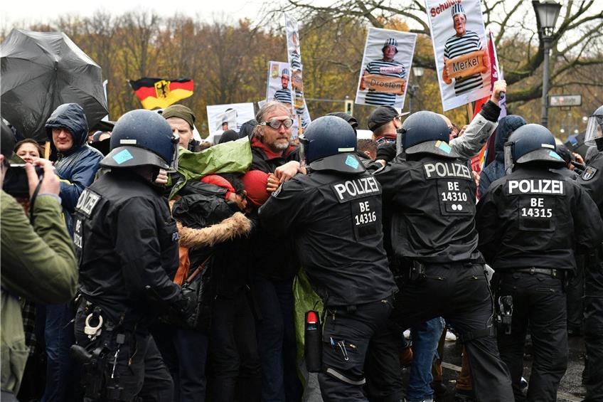 Die Polizei drängt im Berliner Regierungsviertel Demonstranten zurück. Foto: Christian Ditsch/epd