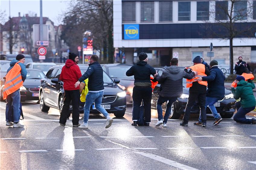 Die Polizei entfernt die Aktivisten von der Straße. Bild: Ulmer