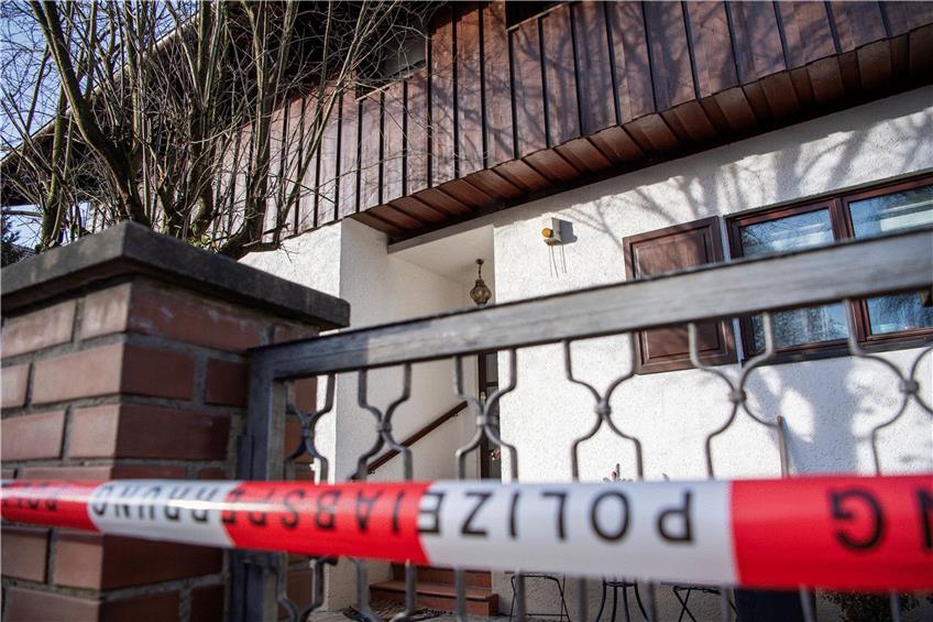 Die Polizei hat das Wohnhaus in Starnberg, in dem drei Personen getötet wurden, nach der Tat abgesperrt.  Foto: Lino Mirgeler/dpa