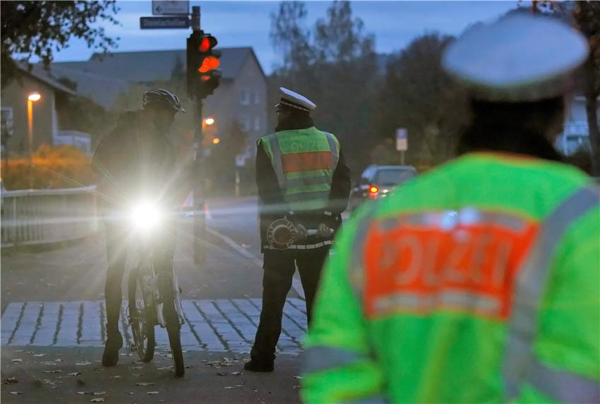 Die Polizei kontrolliert einen Radfahrer. Archivbild: Metz