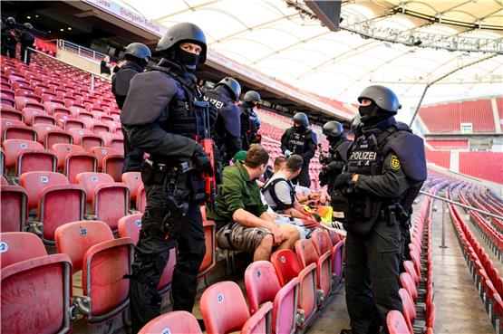 Die Polizei sichert bei einer praktischen Übung einer Einsatzlage zur Fußball-Europameisterschaft einen Bereich mit verletzten Personen. Foto: Tom Weller/dpa