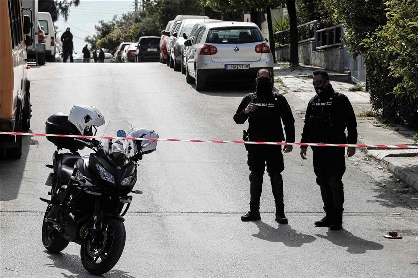 Die Polizei sperrt den Tatort ab. Giorgos Karaivaz wurde vor seinem Haus ermordet. Foto: Yiannis Panagopoulos/Eurokinissi/afp