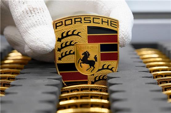 Die Porsche-Papiere sollen in einem Korridor zwischen 76,50 und 82,50 Euro pro Stück angeboten werden.  Foto: Thomas Kienzle/afp