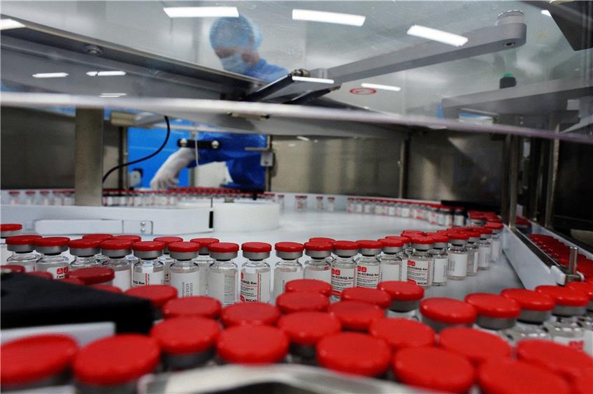 Die Produktion von Sputnik, hier ein Blick in die russische Pharma-Herstellung, soll möglichst rasch ausgeweitet werden, damit die Impfkampagnen in Europa vorankommen. Foto: Olga Maltseva/afp