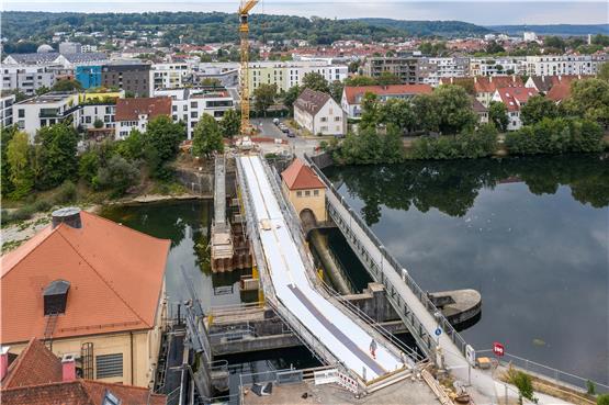 Die Radbrücke Ost beim Stauwehr ist jetzt betoniert – und mit einer Plane abgedeckt.Bild: Ulrich Metz