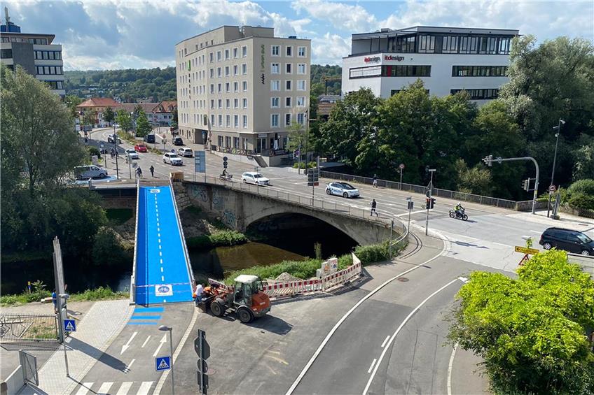 Die Radbrücke (links) wurde gerade erst eröffnet, die Steinlachbrücke (rechts) wird nun abgerissen und neugebaut. Archivbild: Moritz Hagemann