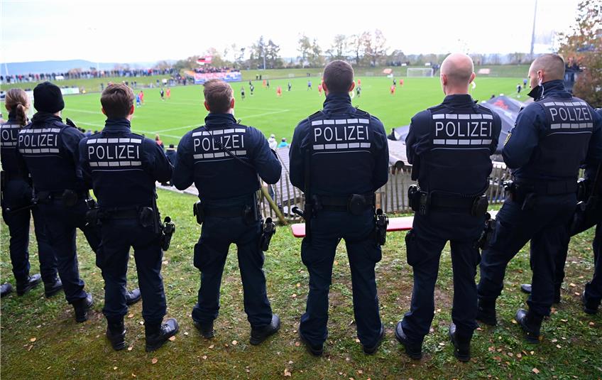 Die Reutlinger „Szene E“ lockte ein Polizeiaufgebot ins Panaromastadion – im Sulzer Ortsteil gewiss nicht alltäglich. Bild: Ulmer