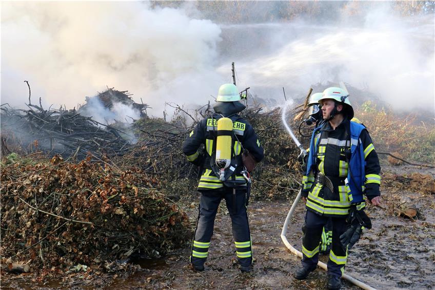 Die Rottenburger Feuerwehr – darunter viele Atemschutzträger – konnte das Feuer rasch eindämmen. Bild: Stifel