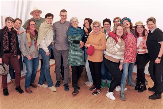 Die Rottenburger Laien-Spielschar zusammen mit Regisseurin Dietlinde Elsässer (dritte von rechts).Bild: Fany Fazil