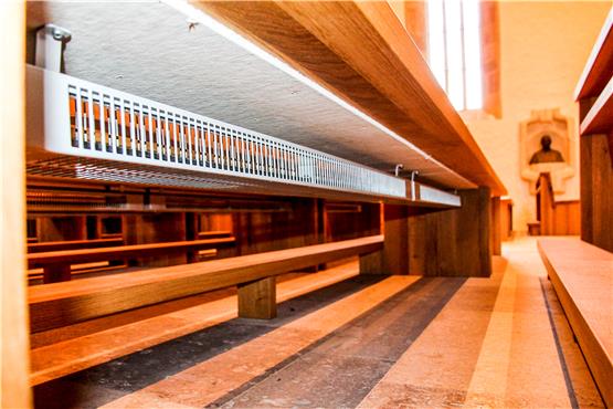 Die Rottenburger Sülchenkapelle hat keine Heizung, sondern nur eine Temperierung: Bankheizstrahler unter den Sitzen. Bild: Fleischer