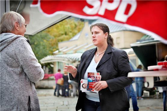 Die SPD-Bundestagskandidatin Rebecca Hummel sucht gerne das Gespräch – wie vergangen Woche auf dem Marktplatz in Dettingen/Erms.Bild: Faden