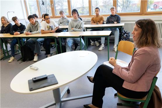 Die SPD-Landtagsabgeordnete Dorothea Kliche-Behnke sprach am Mössinger Firstwald Gymnasium mit Schülerinnen und Schülern. Bild: Klaus Franke