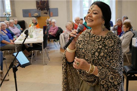 Die Sängerin Fauzia Maria Beg besuchte kürzlich das „Schlosscafé Lebendiges Alter“ in Kirchentellinsfurt. Bild: Norbert Leister