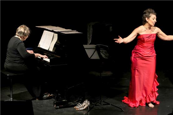Die Schuhe – stehen bereit, aber die Sängerin braucht sie nicht. Links Dorothea Schwarz, rechts Barig Nalbantian.Bild: Anne Faden