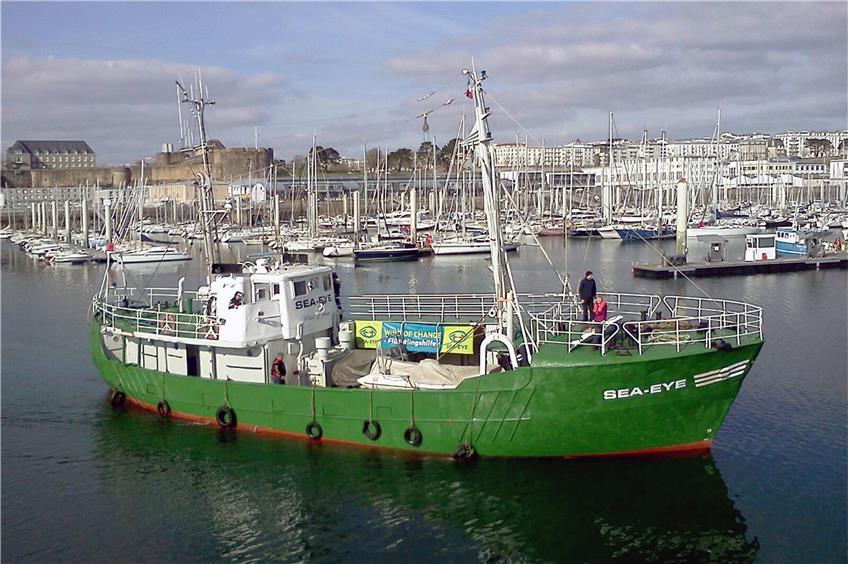 Die Sea-Eye (hier im Hafen von Brest) ist ein ehemaliger Fischkutter, der von einem Verein umgerüstet wurde und am 20. April mit Friedhold Ulonska an Bord von Sizilien aus zur Seenotrettung von Flüchtlingen vor der libyschen Küste aufbricht. Bild: Buschheuer