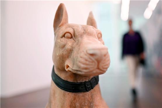 Die Skulptur „Girl Dog (Hybrid)“ von Julia Scher.