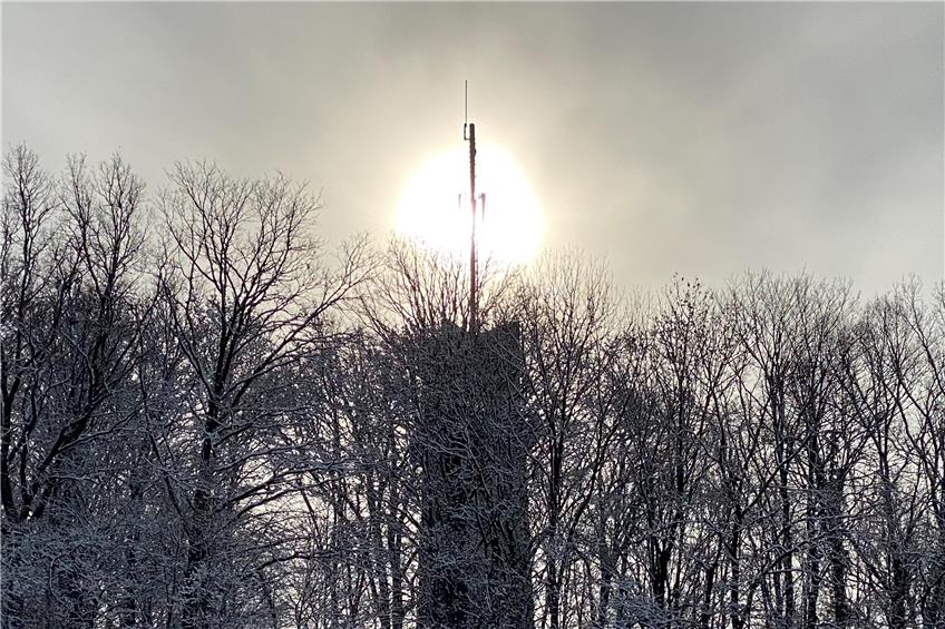 Die Sonne machte den Österbergturm zu einem Leuchtturm. Leserbild: Tilman Rösch