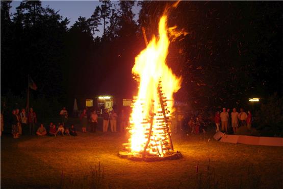 Die Sonnwendfeuer haben beim Obst- und Gartenbau-Verein Starzach Tradition. Bild: OGV