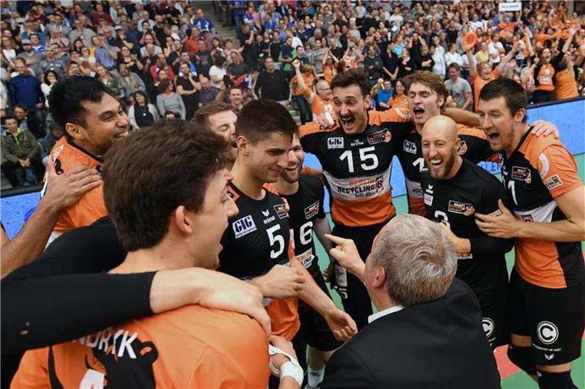Die Spieler der Berlin Volleys jubeln über ihren Sieg. Foto: Felix Kästle
