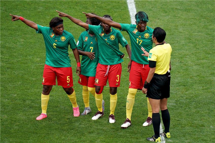Die Spielerinnen Kameruns beschweren sich bei der chinesischen Schiedsrichterin. Diese hatte ihnen nach Video-Beweis im Achtelfinale gegen England ein Tor wegen Abseits aberkannt. Foto: John Walton/dpa