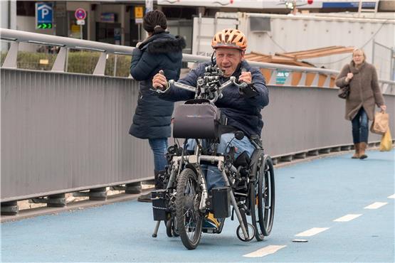 Die Steigung macht es ihm schwer, aber er schafft es: Thomas Unger mit seinem Handbike auf der Fahrradbrücke über die Steinlach. Bild: Ulrich Metz
