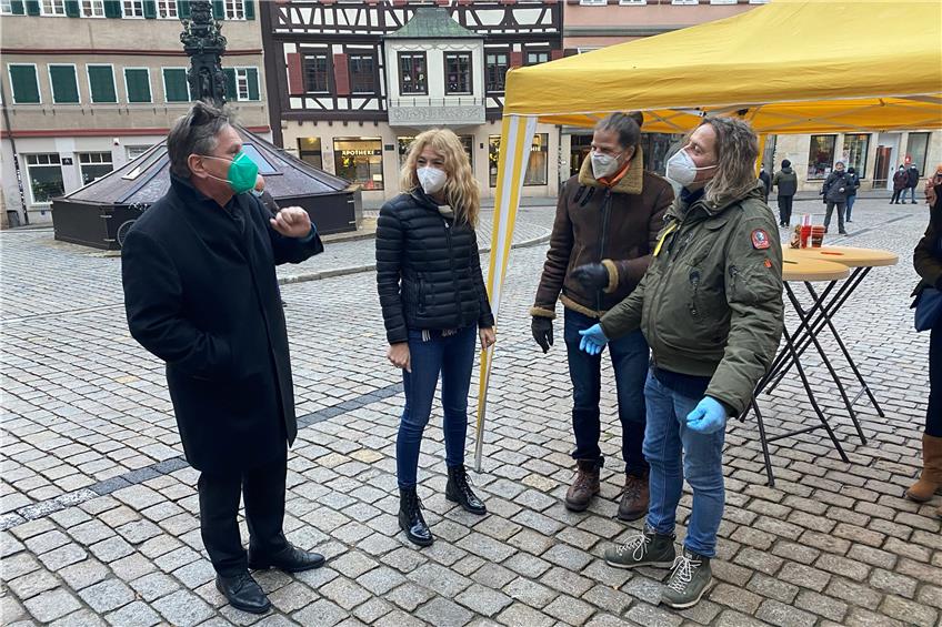 Die Stimmung war gut auf dem Tübinger Marktplatz (von links): Manfred Lucha, Lisa Federle, Philipp Feldtkeller und Dieter Thomas Kuhn. Bild: Moritz Hagemann