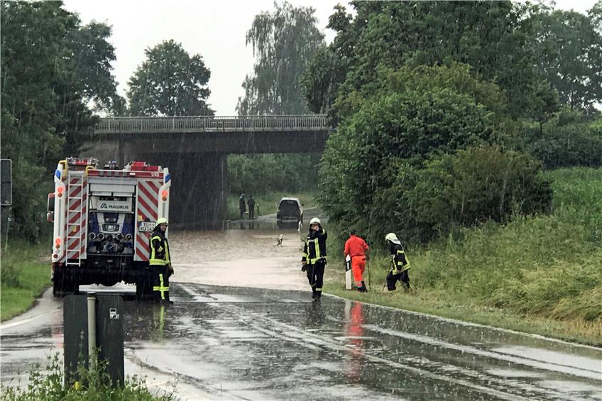 Die Straße zwischen Kusterdingen und Wankheim wurde am Samstag durch die Feuerwehr gesperrt: Nach stundenlagem Regen war die Unterführung unter der B28 vollgelaufen. Bild: Jonas Bleeser