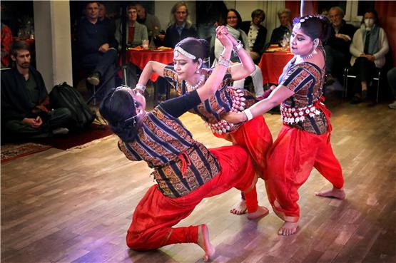 Die Tanz-Etage Gomaringen zeigte fast hautnah, wie klassischer indischer Tanz aussieht. Bild: Anne Faden