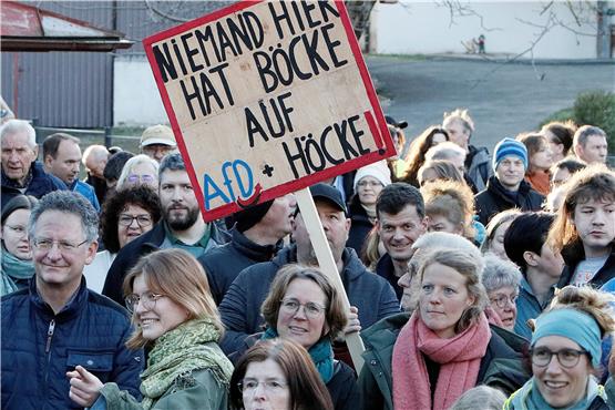 Die Teilnehmenden kamen aus allen Teilgemeinden Kusterdingens zur Kundgebung „Mensch sein auf den Härten“ . Bild: Horst Haas