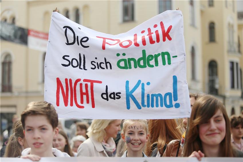 Die Teilnehmer der „Fridays for Future“-Demos, wie hier in Schwerin, fühlen sich wie viele andere junge Menschen von den Politikern zu wenig ernst genommen. Grüne und FDP wollen das ändern. Foto: Danny Gohlke/dpa