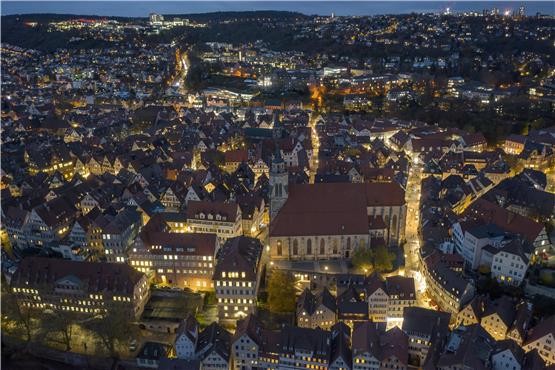 Die Tübinger Altstadt im Licht. SPD, CDU und Linke in Tübingen sprechen sich gegen das Abschalten der Straßenbeleuchtung aus. Bild: Ulrich Metz