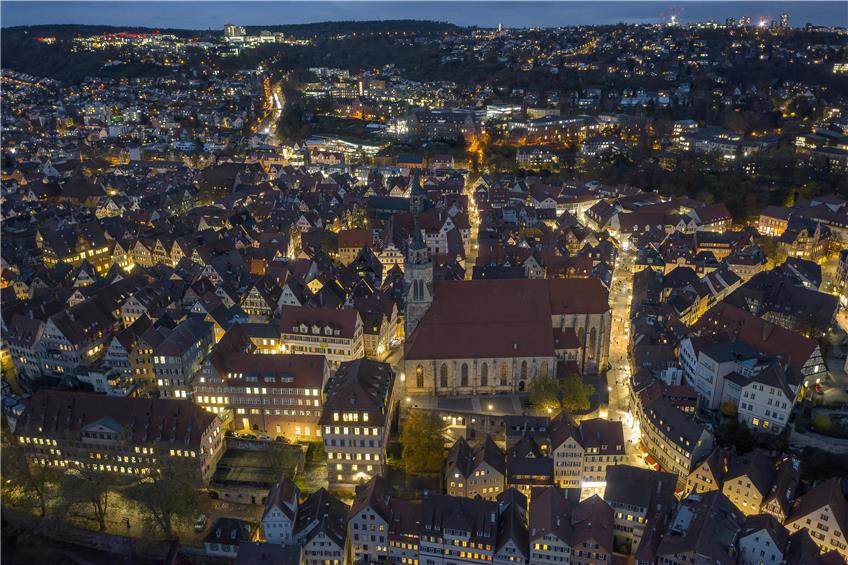 Die Tübinger Altstadt im Licht. SPD, CDU und Linke in Tübingen sprechen sich gegen das Abschalten der Straßenbeleuchtung aus. Bild: Ulrich Metz
