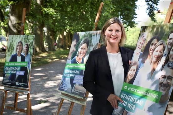 Die Tübinger OB-Kandidatin Ulrike Baumgärtner zeigt, mit welchen Plakaten sie in den Wahlkampf geht. Bild: Anne Faden